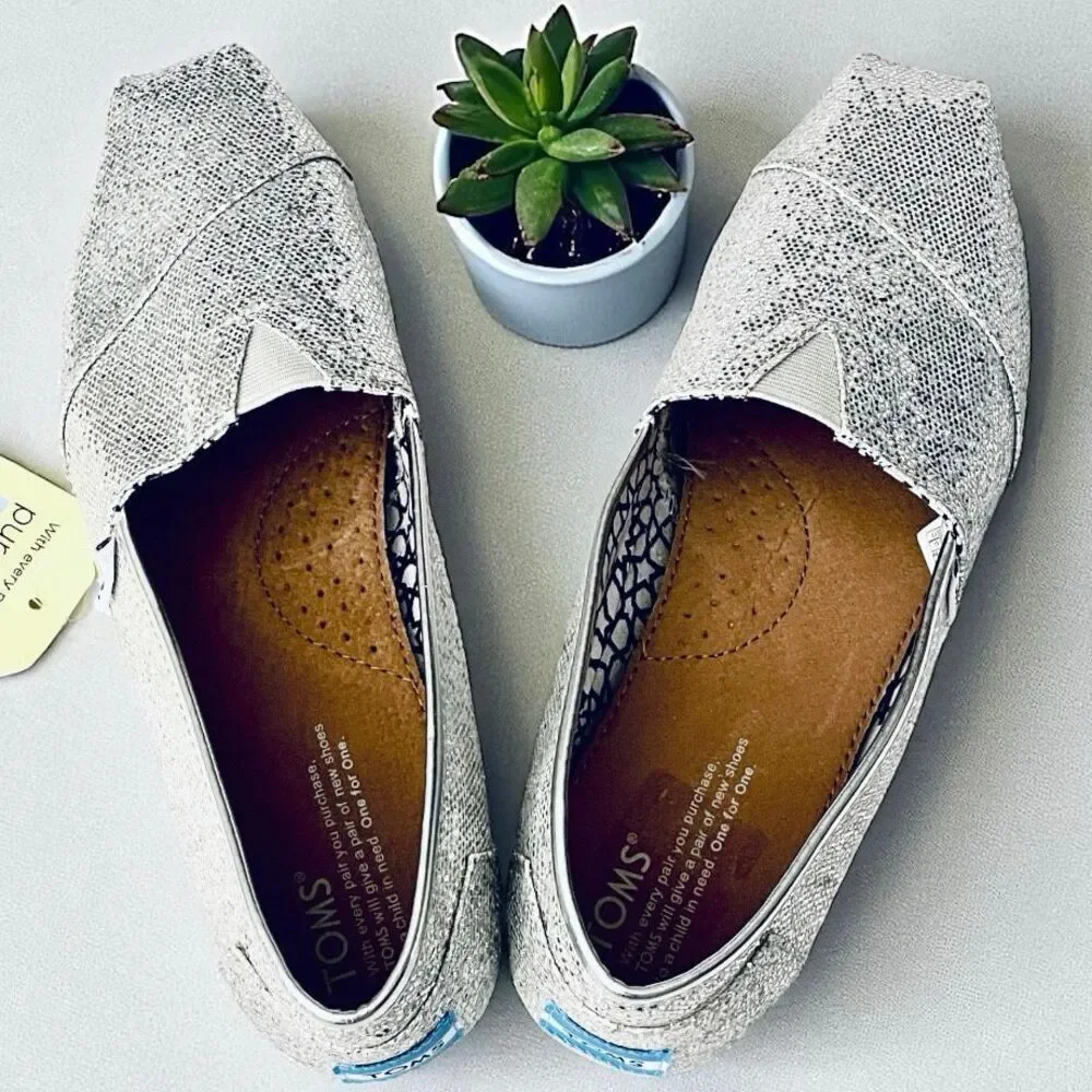 NWT Gorgeous TOMS 9.5 Silver Glitter Sparkly Alpargatas Flat Loafers Comfy Shoes
